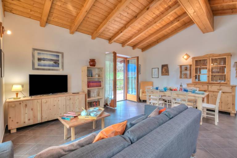 Vacation home with yard & patio | Lake view — photo 3