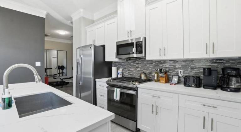 O14A Single Story 2BR King Beds Workspaces Gym — photo 4