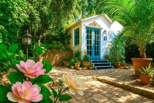 Hollywood Hills Guest House with Tree Top Views Outdoor Patio and Garden