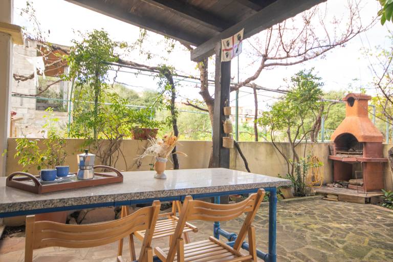 Rental apartment with garden, BBQ & terrace | Garden view — photo 4