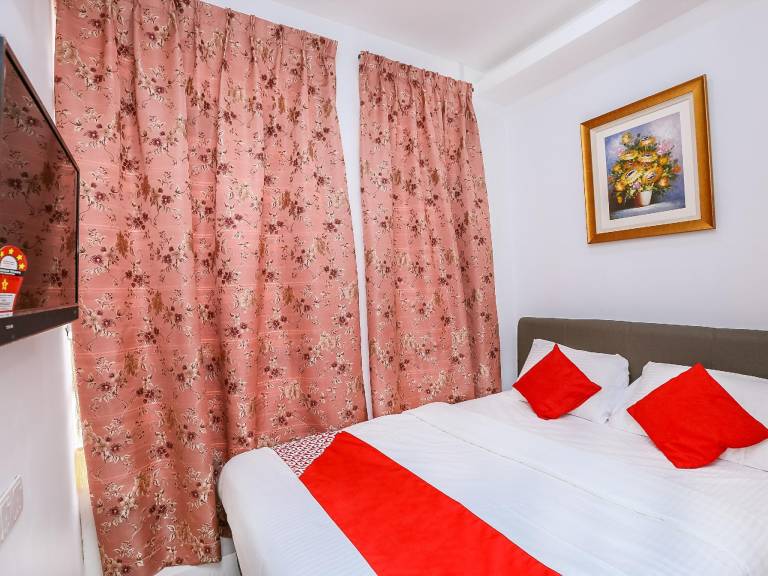 OYO 89772 Roselyn Inn