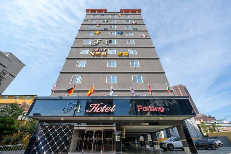 F1 Hotel