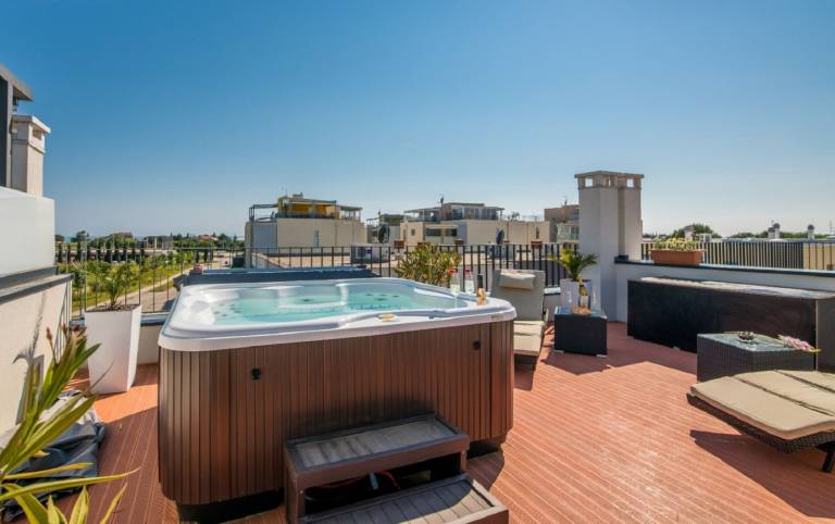 Exquisite holiday home with penthouse roof terrace, whirlpool, sea view — photo 5