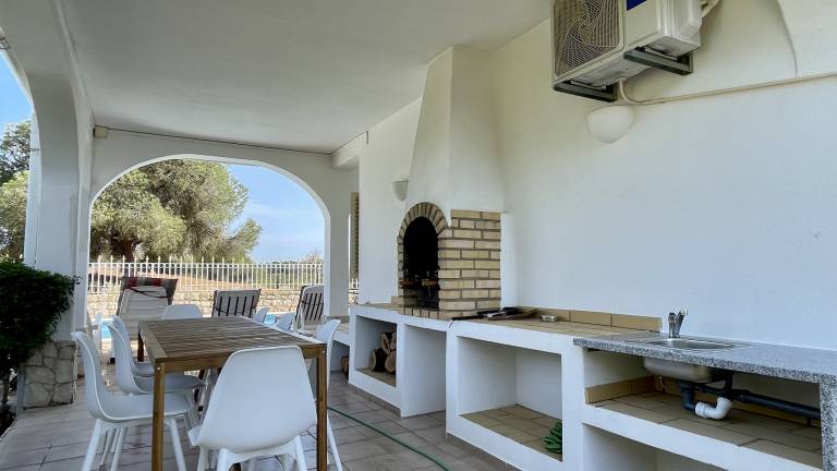 Villa with yard, barbecue & private pool — photo 5