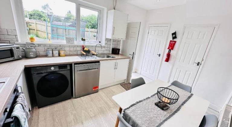 Pengam House Cardiff 3 Bedroom 2 Bathroom with free parking work desk fast internet close to City Ce — photo 4