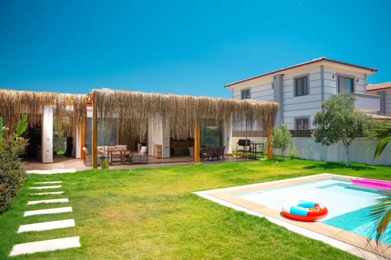 House with grill, pool & garden | Water view | Good for workation in Mugla