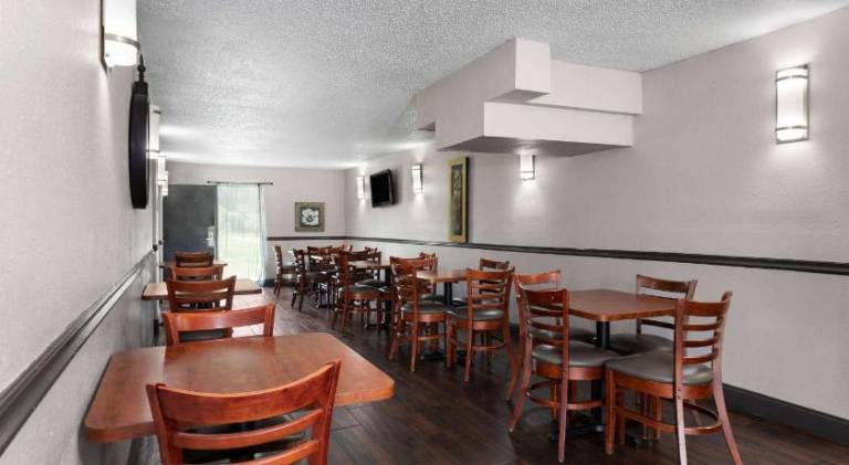Days Inn by Wyndham Wildwood I-75 — photo 5
