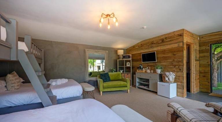 Lodge with terrace & hot tub | Pets are welcome — photo 2