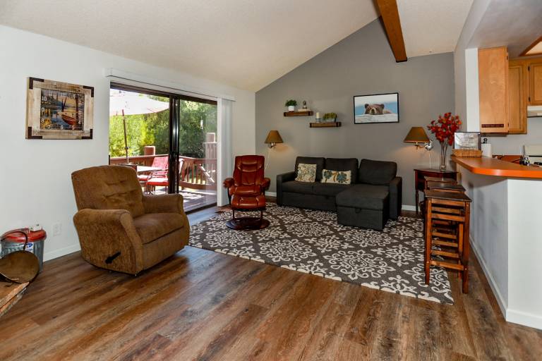 Children-friendly ample condo with pool & grill | Mountain view | Pets are welcome in San Bernardino, CA