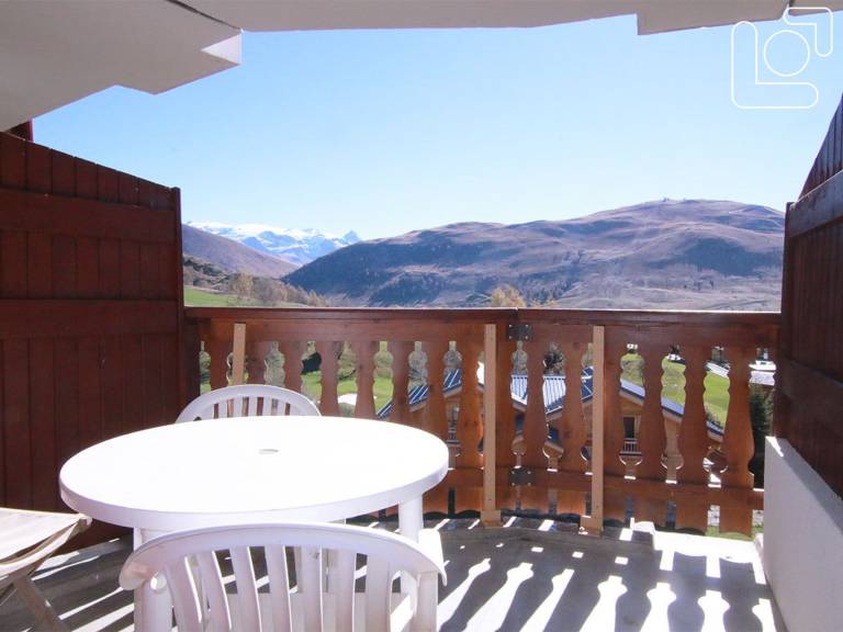 2-Room Apt for 6 near Ski Slopes, Shops & Amenities – South/East Balcony, Pet Friendly, Alpe d'Huez — photo 2
