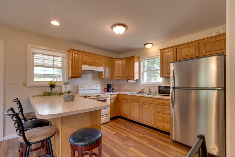 Pet-Friendly Home  9 Mi to Effingham nr I-Exit! — photo 3