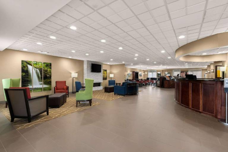 Comfort Suites Commerce — photo 3