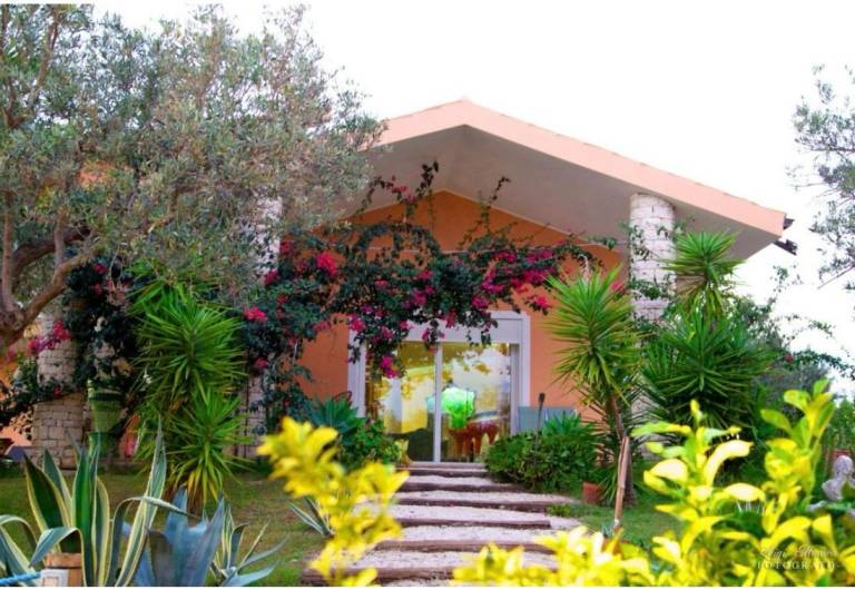 Fully equipped dedicated room with yard, barbecue & hot tub | Pets are welcome — photo 2