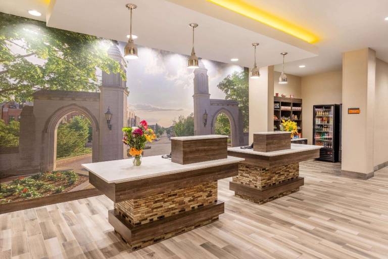 La Quinta Inn & Suites by Wyndham Bloomington — photo 5