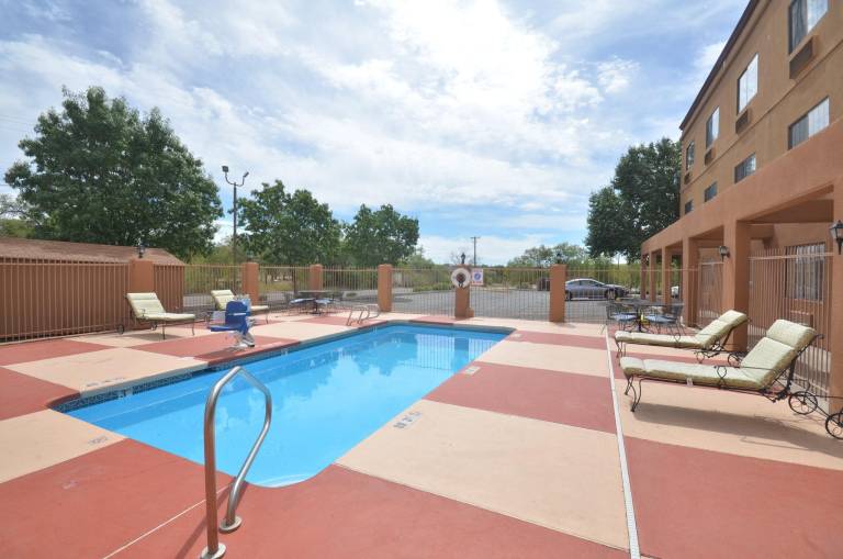 Ramada by Wyndham Santa Fe — photo 2