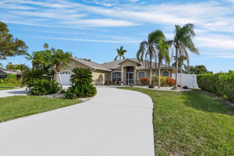 Family-friendly vacation home with hot tub, grill & private pool | Water view | Pets are welcome — photo 4