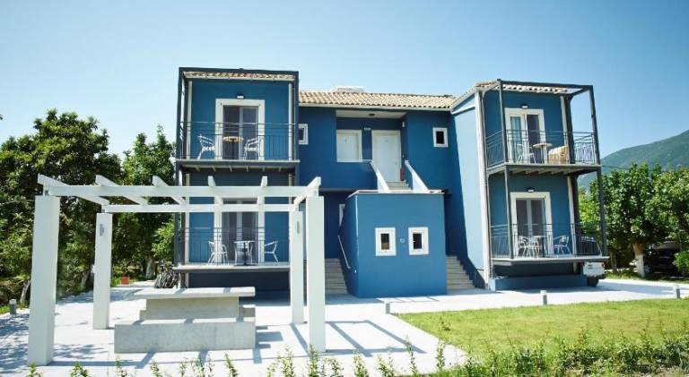Wonderful rental apartment with patio, barbeque & yard | Close to the beach | Pets are welcome in Lefkada