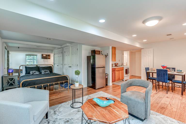 7 Mi to Downtown w Yard Silver Spring Studio