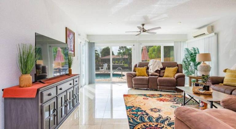 Vacation home with pool — photo 4