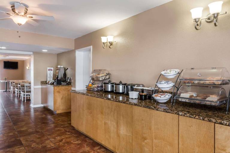 Baymont by Wyndham Sarasota — photo 3