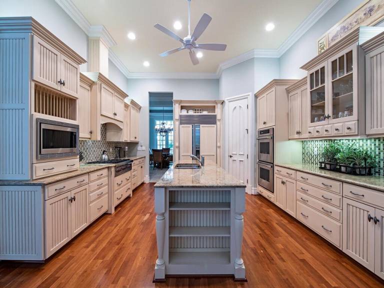 House with private pool, patio & hot tub — photo 4