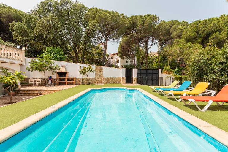 Big holiday apartment with terrace, fast internet & private pool | Mountain view | Beach nearby | Pets allowed — photo 3