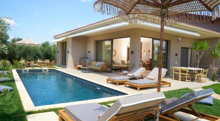 Pleasant villa with yard & terrace | Close to the beach | Pets allowed in Kalamata