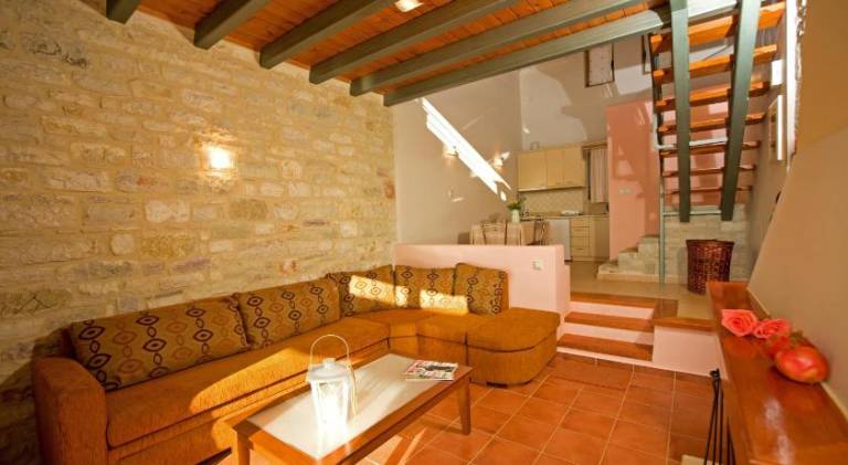 House with pool, terrace & yard | Pets allowed — photo 4