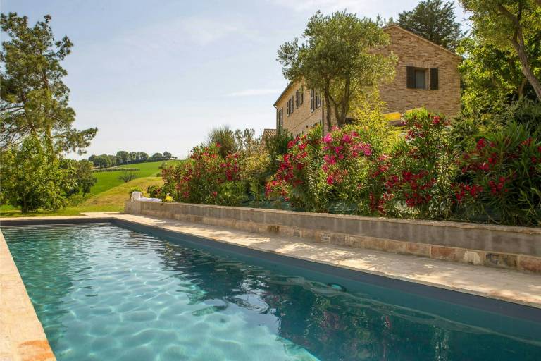 House with yard, BBQ & private pool in Ancona
