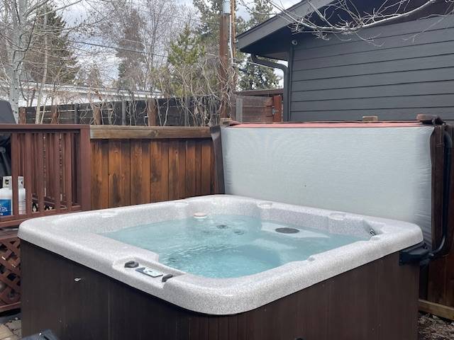 Huckleberry Cottage - A/C, Hot Tub, Ping Pong, Walk to Everything, Perfect Bend Westside Cottage — photo 5