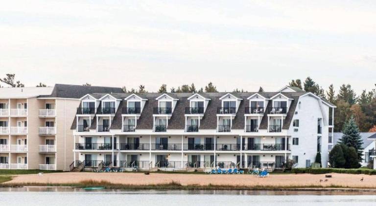 Quality Inn & Suites Mackinaw City Beachfront — photo 2