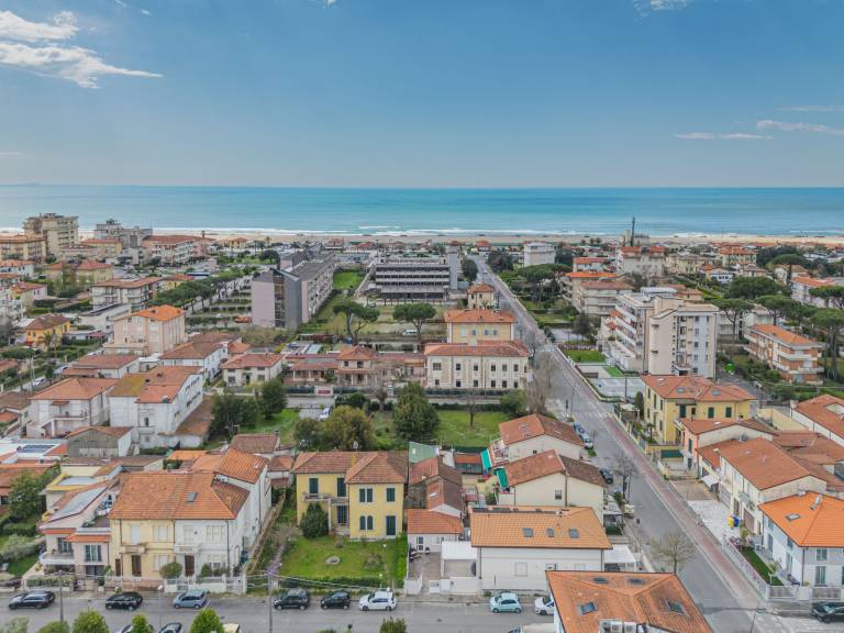 House with patio & yard in Camaiore