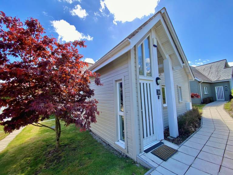 Cottage with yard — photo 3