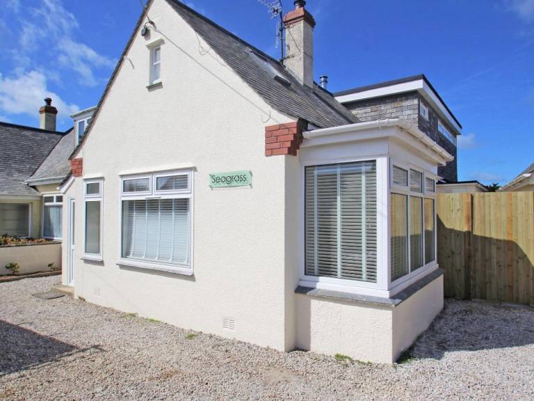 Children-friendly pleasant cottage with yard & grill | Beach view | Pets allowed in Newquay