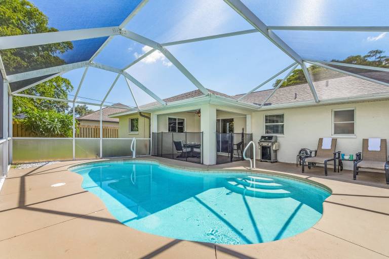 Vacation home with barbecue & private pool — photo 3