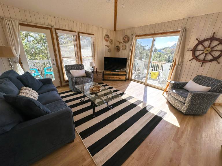 D112-Magnificent Oceanside home with 4 BDRs 2.5 BAs private pool and hot tub. — photo 3