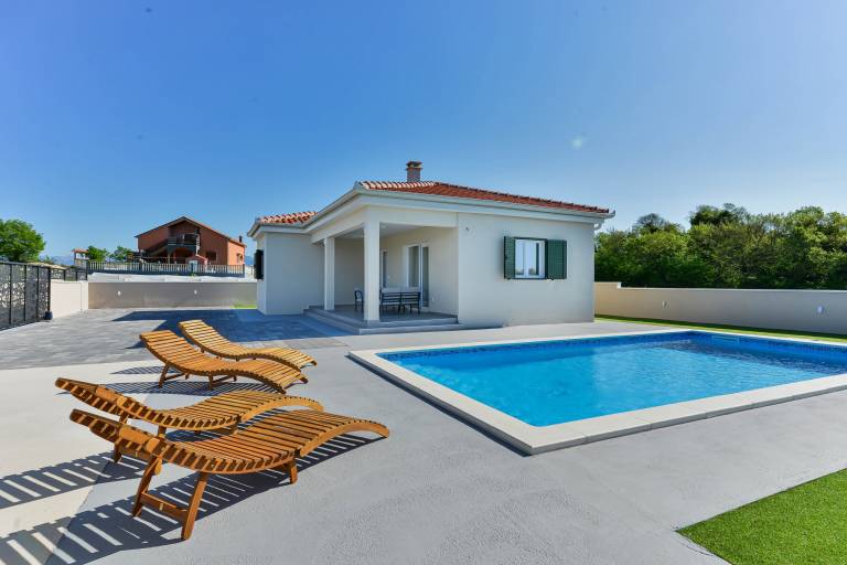 Fully equipped vacation home with private pool, patio & garden | Pets are welcome — photo 4