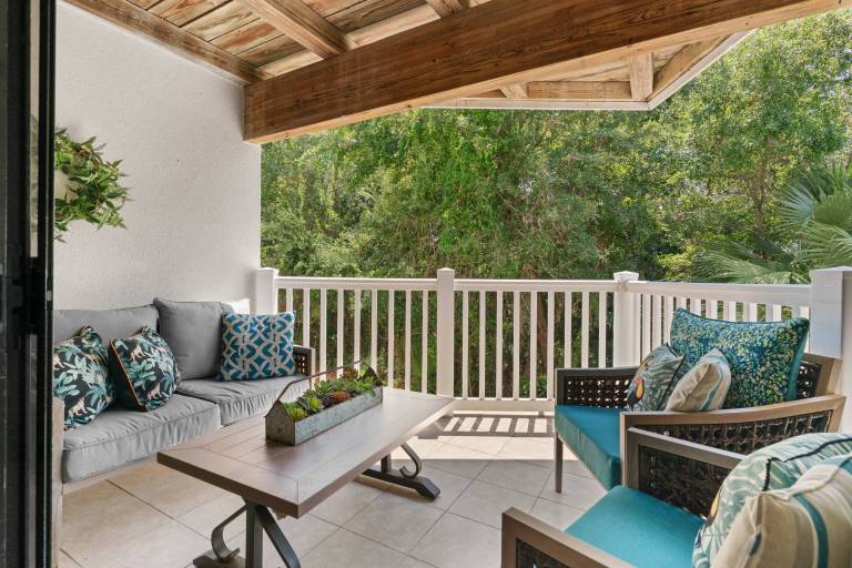 Condo with BBQ & pool | Beach view — photo 3