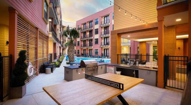 Stylish 2BR w Pool, Gym, Prking-Near Rvrwalk & Dome — photo 5