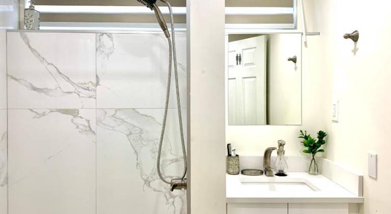 3Beds 2BA Cherry Blossom Suite Free Parking Central Oakridge Neighbourhood