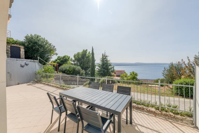 Luxury apartment with shared pool, patio & sea view in Omis