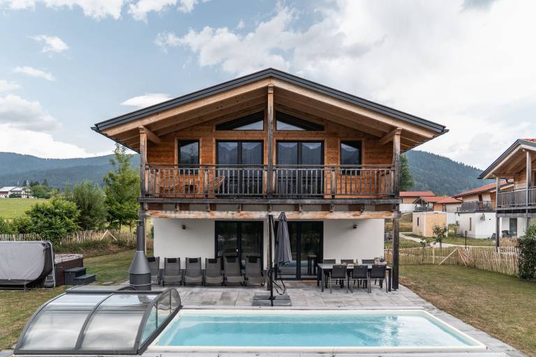 Family-friendly charming chalet with grill, private pool & patio | Nature view | Pets are welcome — photo 2