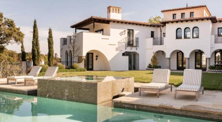 Villa with pool, yard & grill | Pet-friendly — photo 4