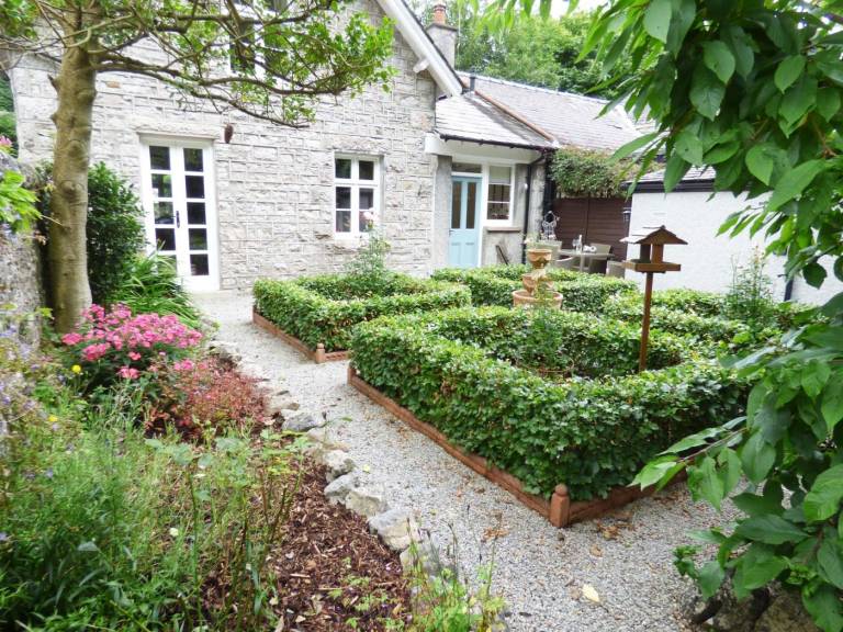 Cottage with BBQ & yard — photo 5