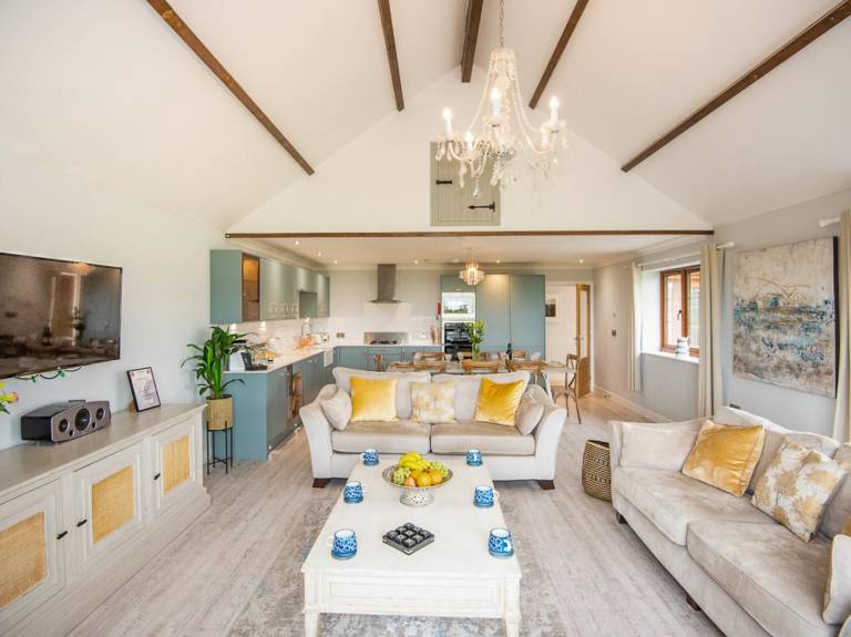 House with yard, barbeque & hot tub | Water view in Bideford