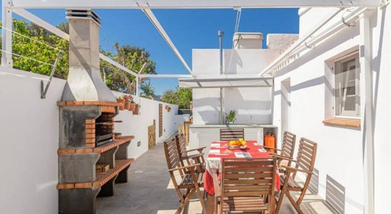 Villa with pool — photo 4