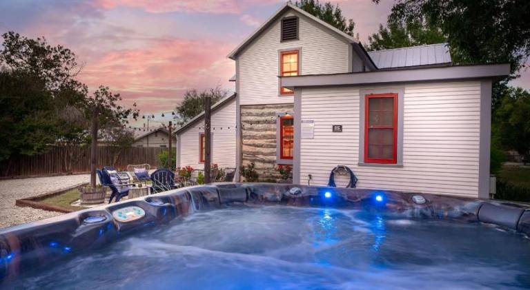 House with 2 rooms for 8 persons in Fredericksburg, TX