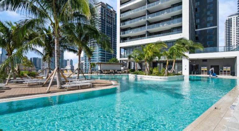 Apartment with pool | Near Bayside Marketplace | Pet-friendly — photo 4