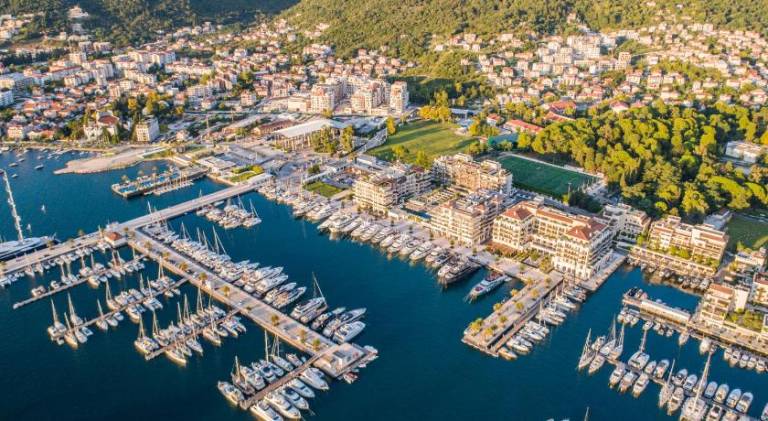 Rental apartment with garden, terrace & pool in Tivat