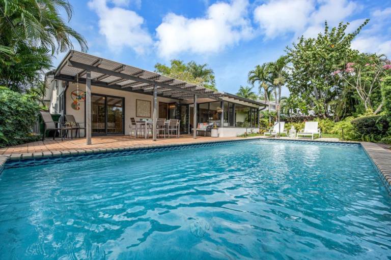 House with patio, yard & private pool — photo 5